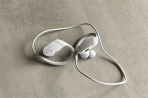 Les écouteurs Beats Powerbeats  // Source : Maxime Claudel pour Numerama