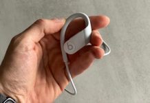 L'écouteur droit des Powerbeats // Source : Maxime Claudel pour Numerama L'écouteur droit des Powerbeats // Source : Maxime Claudel pour Numerama