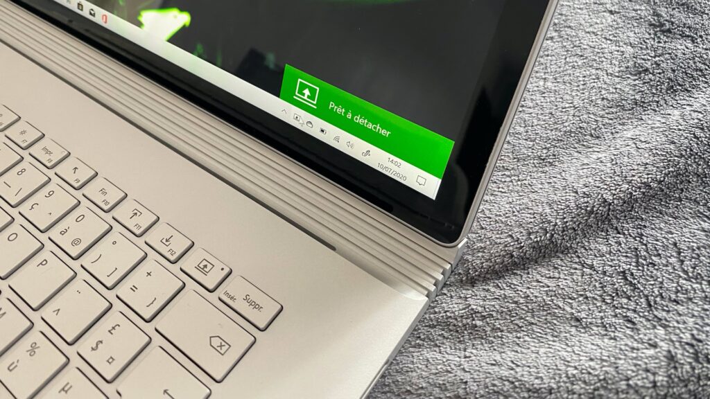 Surface Book 3 : commande qui permet de détacher le clavier et l'écran // Source : Maxime Claudel pour Numerama Surface Book 3 : commande qui permet de détacher le clavier et l'écran // Source : Maxime Claudel pour Numerama