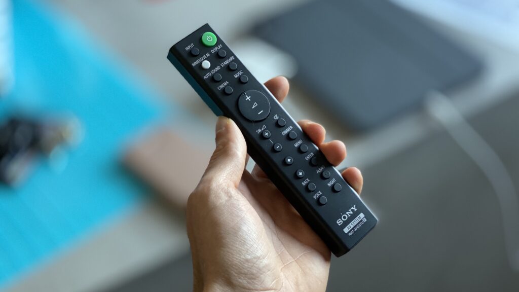 Télécommande de la barre de son Sony HT-G700 // Source : Maxime Claudel pour Numerama Télécommande de la barre de son Sony HT-G700 // Source : Maxime Claudel pour Numerama