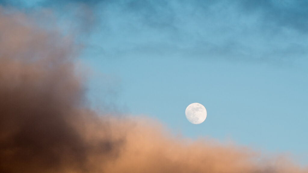 Lune et nuages. // Source : Flickr/CC/Matthias Buehler (photo recadrée) Lune et nuages. // Source : Flickr/CC/Matthias Buehler (photo recadrée)