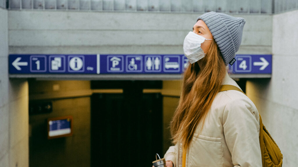 Une personne portant un masque dans un lieu public. // Source : Pexels/Anna Shvets (photo recadrée) Une personne portant un masque dans un lieu public. // Source : Pexels/Anna Shvets (photo recadrée)