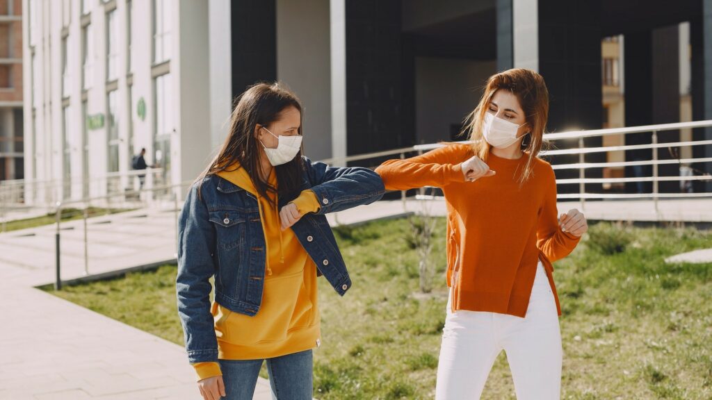 Même avec des masques et entre amis, il faut garder à l'esprit la distanciation physique. // Source : Pexels Même avec des masques et entre amis, il faut garder à l'esprit la distanciation physique. // Source : Pexels