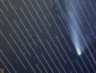 Cette photo est la superposition de 17 images. Le train de satellites Starlink est passé devant la comète NEOWISE. // Source : Daniel Lopez Cette photo est la superposition de 17 images. Le train de satellites Starlink est passé devant la comète NEOWISE. // Source : Daniel Lopez