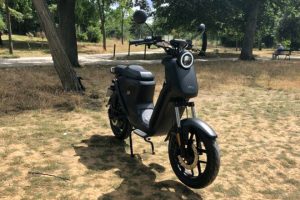 Le scooter électrique Niu UQI GT (Pro) // Source : Marie Turcan pour Vroom/Numerama