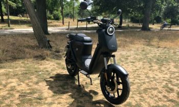 Le scooter électrique Niu UQI GT (Pro) // Source : Marie Turcan pour Vroom/Numerama Le scooter électrique Niu UQI GT (Pro) // Source : Marie Turcan pour Vroom/Numerama