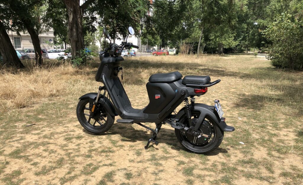 Le scooter électrique Niu UQI GT (Pro) // Source : Marie Turcan pour Vroom/Numerama Le scooter électrique Niu UQI GT (Pro) // Source : Marie Turcan pour Vroom/Numerama