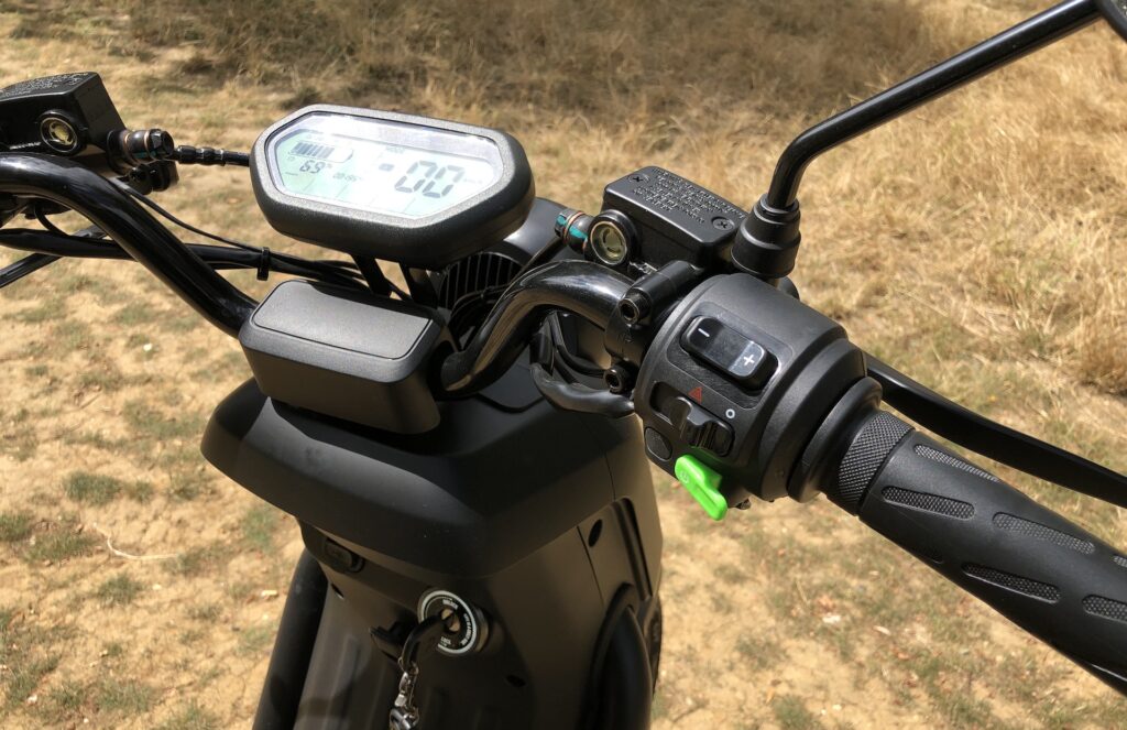 Le scooter électrique Niu UQI GT (Pro) // Source : Marie Turcan pour Vroom/Numerama Le scooter électrique Niu UQI GT (Pro) // Source : Marie Turcan pour Vroom/Numerama