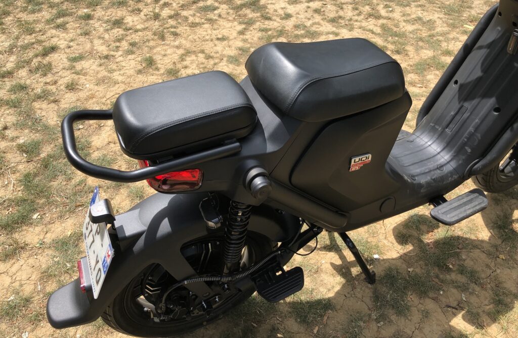 Le scooter électrique Niu UQI GT (Pro) // Source : Marie Turcan pour Vroom/Numerama Le scooter électrique Niu UQI GT (Pro) // Source : Marie Turcan pour Vroom/Numerama
