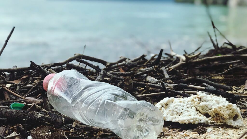 Des millions de tonnes de plastique sont déversés dans la nature par l'humanité... chaque année. Ce chiffre augmente. // Source : Pexels Des millions de tonnes de plastique sont déversés dans la nature par l'humanité... chaque année. Ce chiffre augmente. // Source : Pexels
