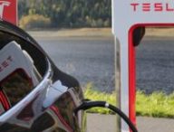 Un superchargeur de Tesla // Source : Wikimedia Commons Un superchargeur de Tesla // Source : Wikimedia Commons