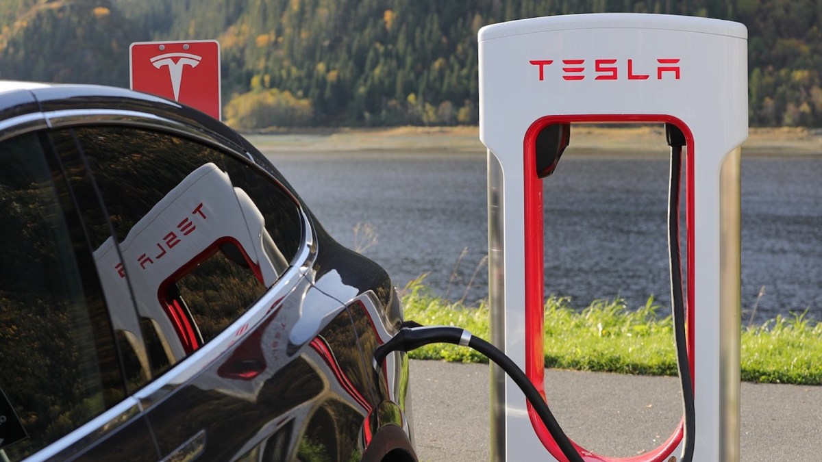 Un superchargeur de Tesla // Source : Wikimedia Commons Un superchargeur de Tesla // Source : Wikimedia Commons