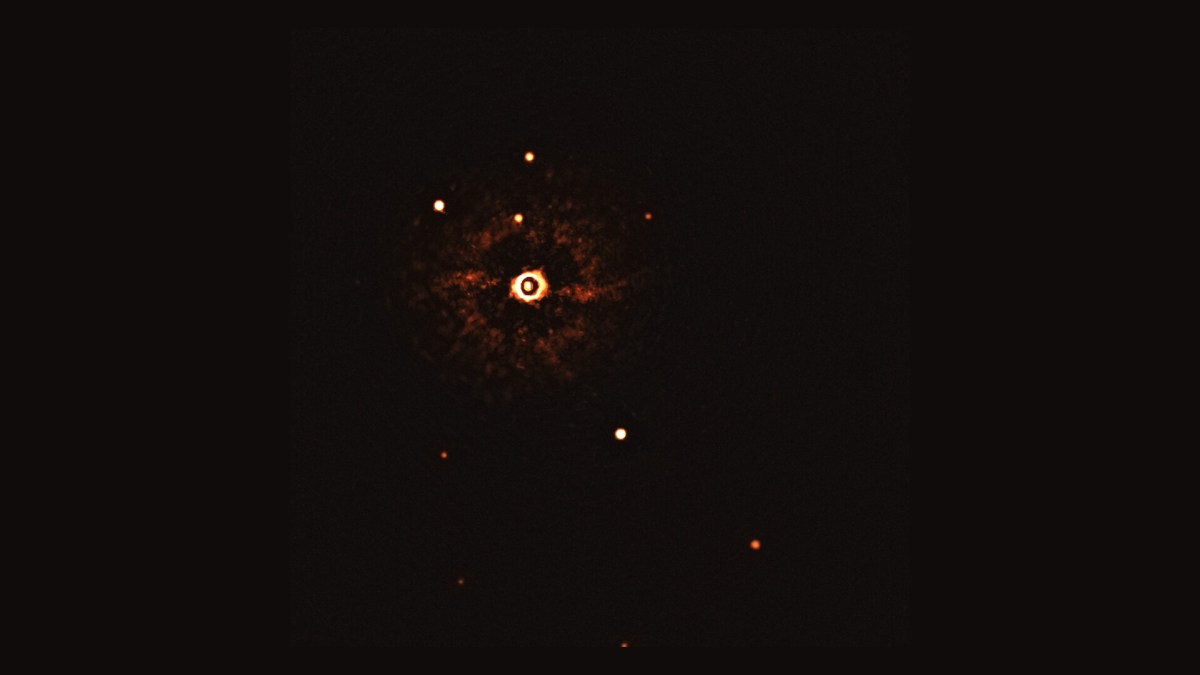 Le système TYC 8998-760-1. // Source : ESO/Bohn et al. (photo recadrée) Le système TYC 8998-760-1. // Source : ESO/Bohn et al. (photo recadrée)