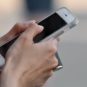 Une femme sur son smartphone // Source : Pixnio Une femme sur son smartphone // Source : Pixnio