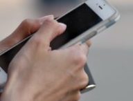 Une femme sur son smartphone // Source : Pixnio