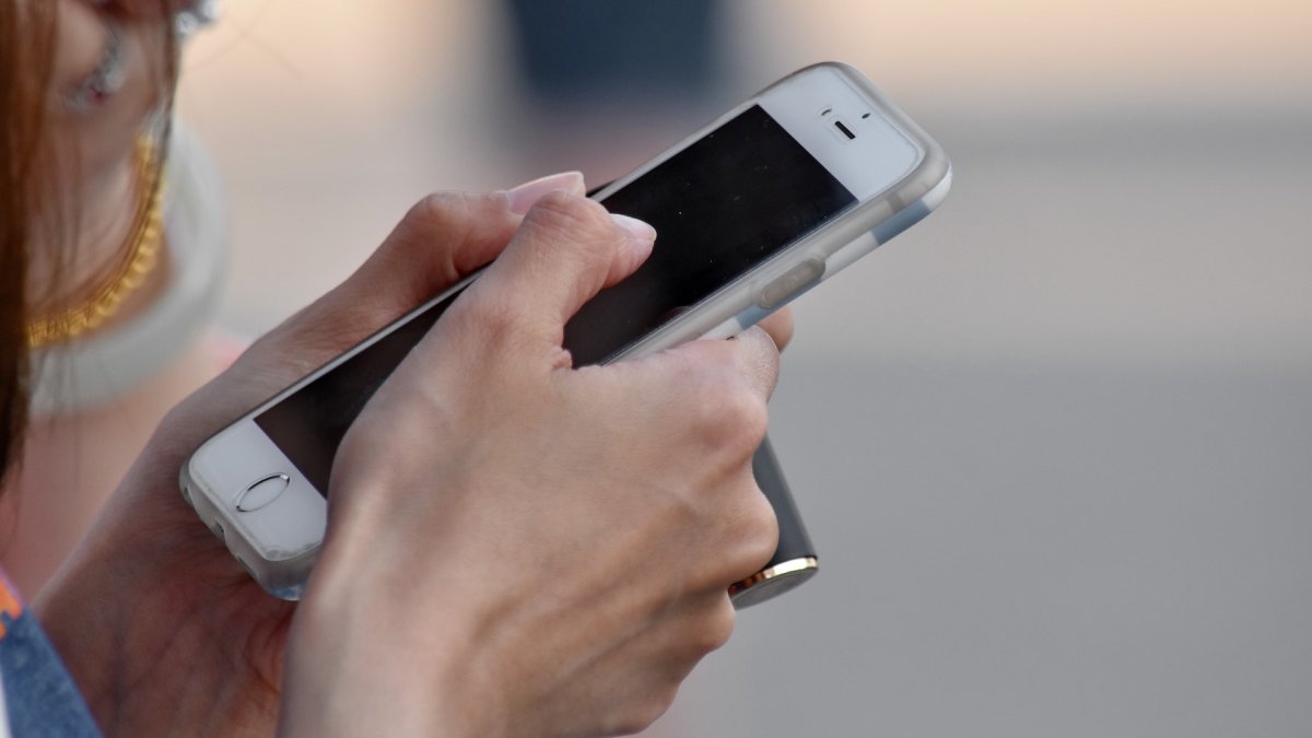 Une femme sur son smartphone // Source : Pixnio Une femme sur son smartphone // Source : Pixnio