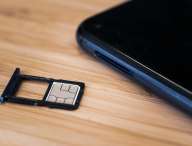 Le SIM Swapping consiste à tromper l'opérateur pour transférer le numéro de téléphone de sa victime sur une carte SIM en sa possession. // Source : Louise Audry pour Numerama
