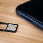 Le SIM Swapping consiste à tromper l'opérateur pour transférer le numéro de téléphone de sa victime sur une carte SIM en sa possession. // Source : Louise Audry pour Numerama Le SIM Swapping consiste à tromper l'opérateur pour transférer le numéro de téléphone de sa victime sur une carte SIM en sa possession. // Source : Louise Audry pour Numerama