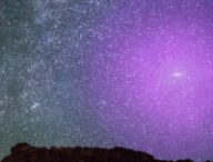 Le halo de la galaxie Andromède, si l'on pouvait le voir à l'œil nu. // Source : NASA, ESA, J. DePasquale and E. Wheatley (STScI), and Z. Levay (background image)