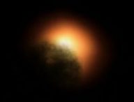 Vision d'artiste du nuage de poussières devant Betelgeuse. // Source : ESO, ESA/Hubble, M. Kornmesser