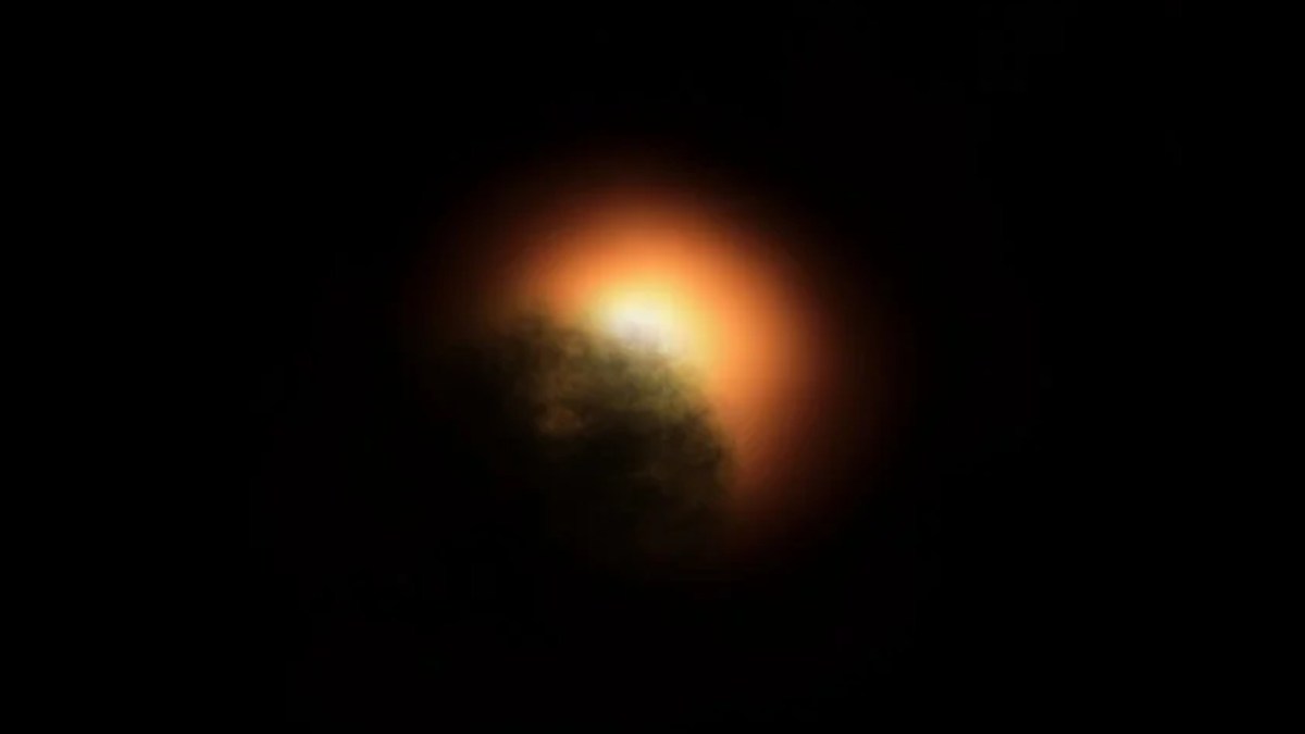 Vision d'artiste du nuage de poussières devant Betelgeuse. // Source : ESO, ESA/Hubble, M. Kornmesser Vision d'artiste du nuage de poussières devant Betelgeuse. // Source : ESO, ESA/Hubble, M. Kornmesser