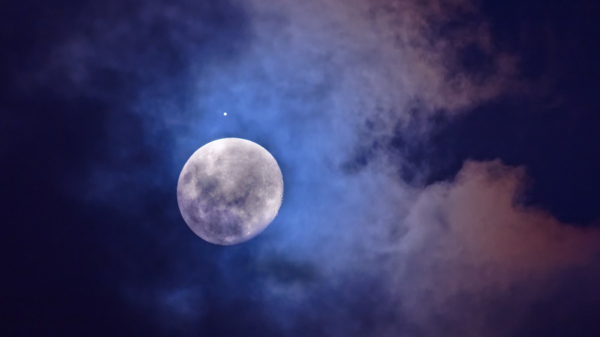 Une conjonction entre la Lune et Jupiter. // Source : Flickr/CC/Luis Argerich (photo recadrée) Une conjonction entre la Lune et Jupiter. // Source : Flickr/CC/Luis Argerich (photo recadrée)