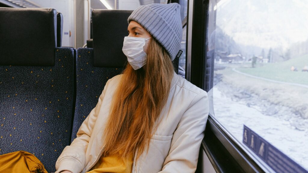 C'est notamment en raison des cas asymptomatiques qu'il faut que toute la population porte un masque. // Source : Pexels
