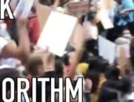 Des étudiants dans la rue protestent contre un algorithme // Source : Huck Magazine / Montage Numerama