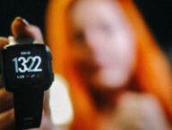 Une montre connectée avec l'application FItBit qui suit vos activités quotidiennes // Source : Kārlis Dambrāns