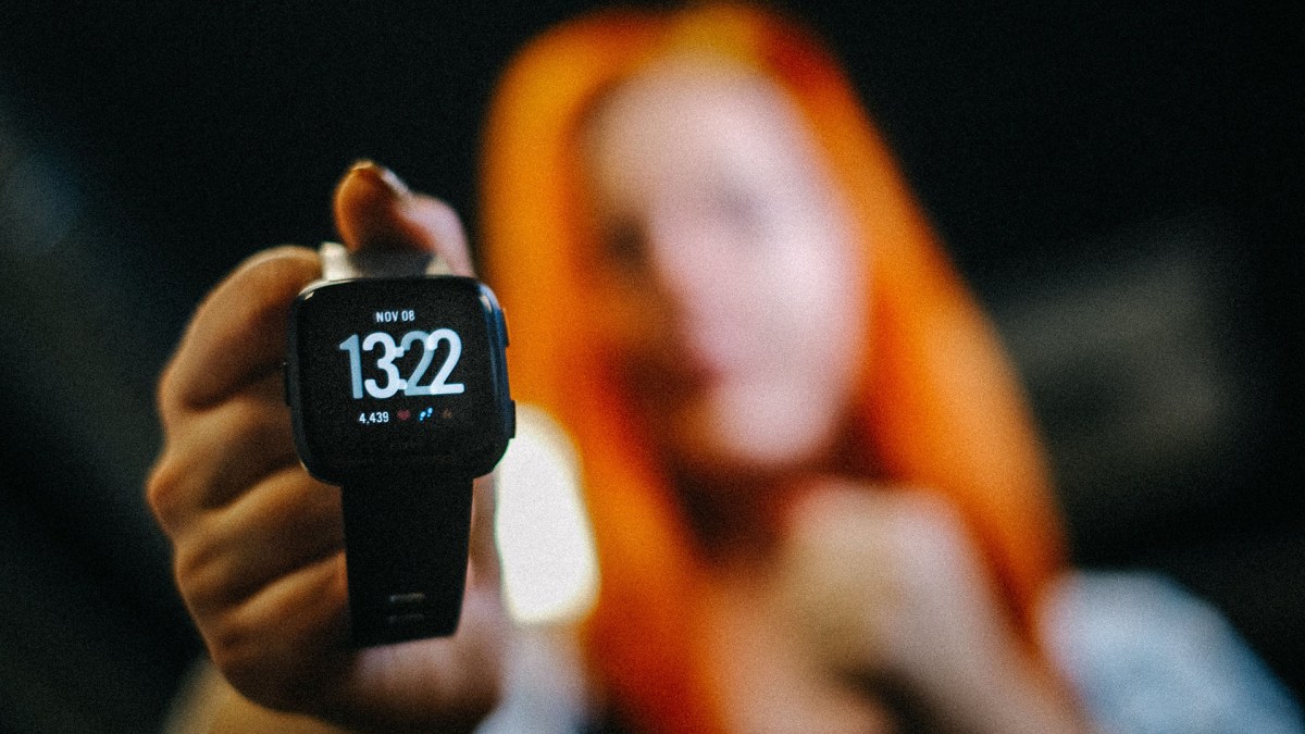 Une montre connectée avec l'application FItBit qui suit vos activités quotidiennes // Source : Kārlis Dambrāns