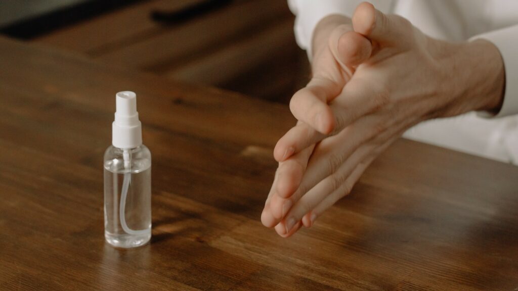 Le gel hydroalcoolique est fait pour se désinfecter les mains... pas pour être ingéré. Vraiment pas. // Source : Pexels Le gel hydroalcoolique est fait pour se désinfecter les mains... pas pour être ingéré. Vraiment pas. // Source : Pexels