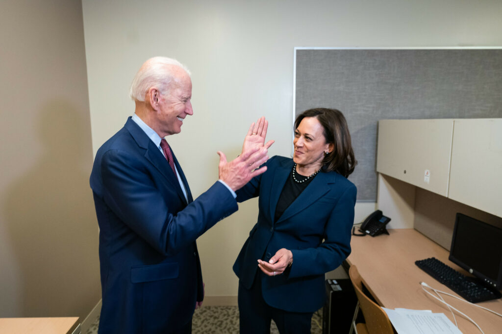 Se taper dans les mains, mais à distance sanitaire raisonnable // Source : Site de campagne de Joe Biden Se taper dans les mains, mais à distance sanitaire raisonnable // Source : Site de campagne de Joe Biden