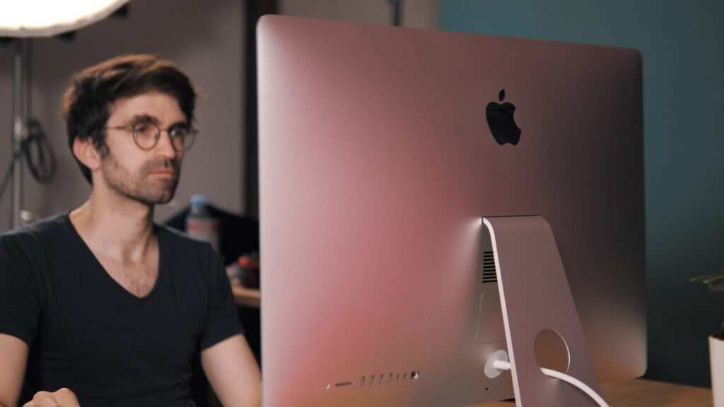 L'iMac 27 pouces de dos -- on aperçoit la trape pour ajouter de la RAM // Source : Louise Audry pour Numerama L'iMac 27 pouces de dos -- on aperçoit la trape pour ajouter de la RAM // Source : Louise Audry pour Numerama