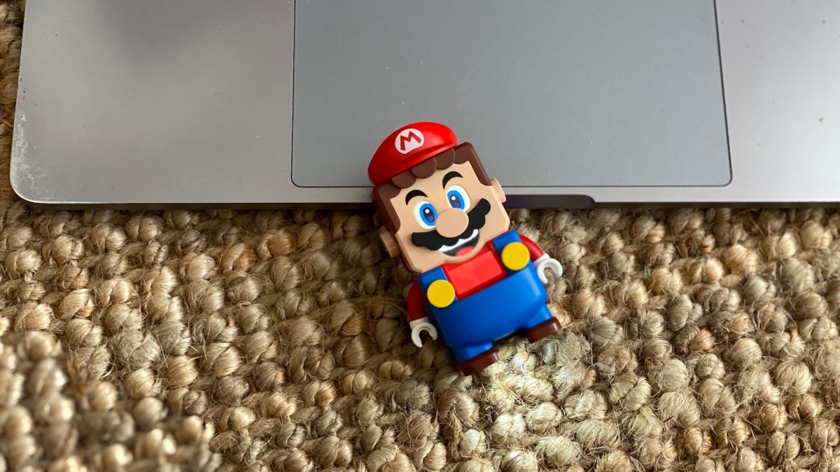 La figurine Lego Mario // Source : Maxime Claudel pour Numerama La figurine Lego Mario // Source : Maxime Claudel pour Numerama