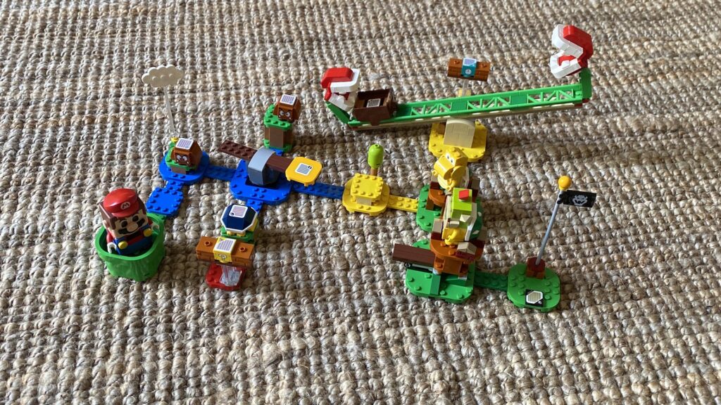 Un niveau construit avec Lego Super Mario // Source : Maxime Claudel pour Numerama Un niveau construit avec Lego Super Mario // Source : Maxime Claudel pour Numerama