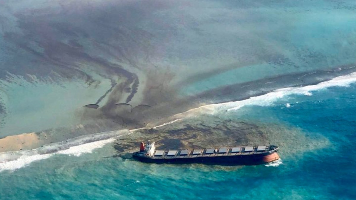 Navire échoué au large de l'île Maurice en 2020. // Source : Pravind Jugnauth Navire échoué au large de l'île Maurice en 2020. // Source : Pravind Jugnauth