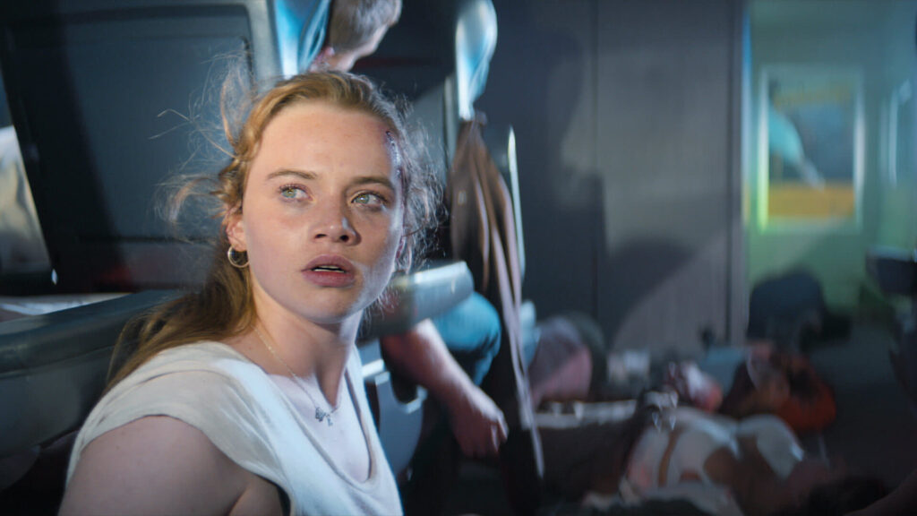 Biohackers démarre avec un flash forward : une mystérieuse épidémie qui démarre dans le wagon d'un train, et où Mia se trouve. // Source : Netflix Biohackers démarre avec un flash forward : une mystérieuse épidémie qui démarre dans le wagon d'un train, et où Mia se trouve. // Source : Netflix