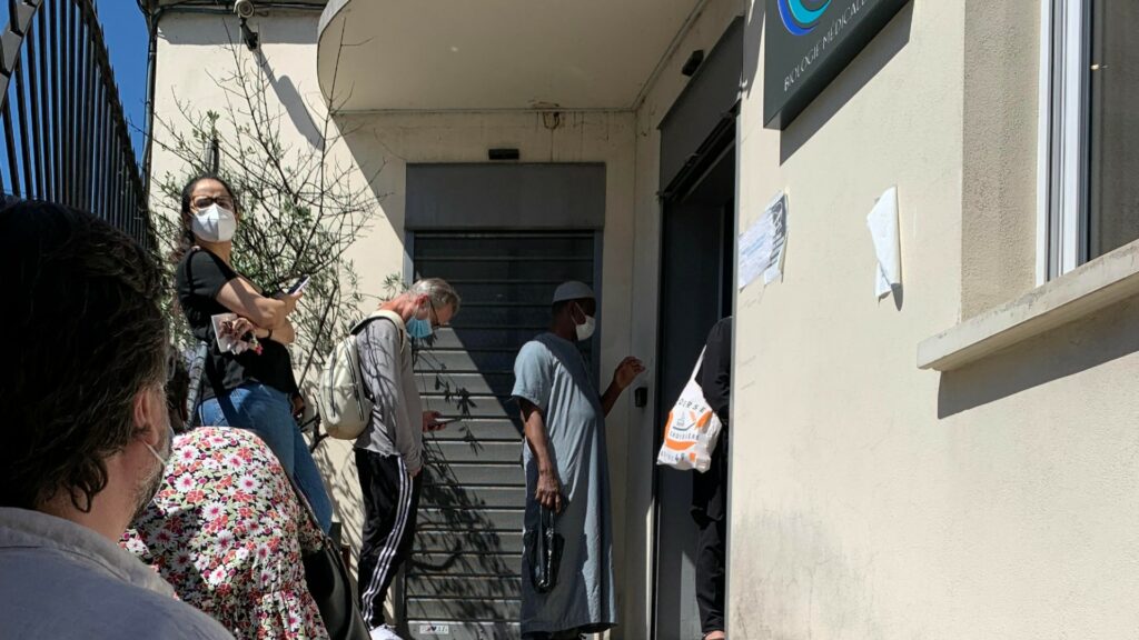 File d'attente pour des tests PCR dans un laboratoire de Montreuil. // Source : Numerama / Marcus D.B. File d'attente pour des tests PCR dans un laboratoire de Montreuil. // Source : Numerama / Marcus D.B.