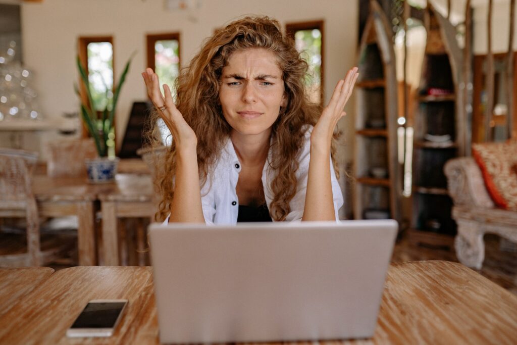 Il est assez facile de vérifier que les fausses informations et idées complotistes ne reposent sur rien de tangible, il faut donc prendre le réflexe de vérifier des informations, comme leur source, avant de partager. // Source : Pexels Il est assez facile de vérifier que les fausses informations et idées complotistes ne reposent sur rien de tangible, il faut donc prendre le réflexe de vérifier des informations, comme leur source, avant de partager. // Source : Pexels