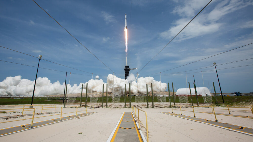 Décollage de la Falcon 9 le 30 mai 2020. // Source : Flickr/CC/Nasa HQ Photo (photo recadrée) Décollage de la Falcon 9 le 30 mai 2020. // Source : Flickr/CC/Nasa HQ Photo (photo recadrée)