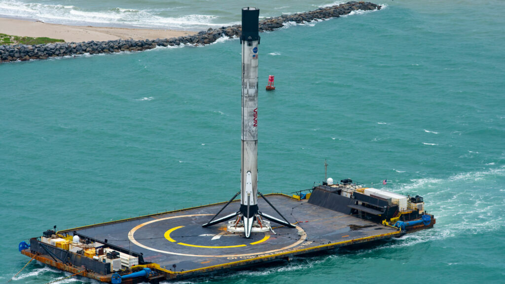 Récupération du lanceur lors de la mission Demo-2 de SpaceX. // Source : Flickr/CC/SpaceX (photo recadrée) Récupération du lanceur lors de la mission Demo-2 de SpaceX. // Source : Flickr/CC/SpaceX (photo recadrée)