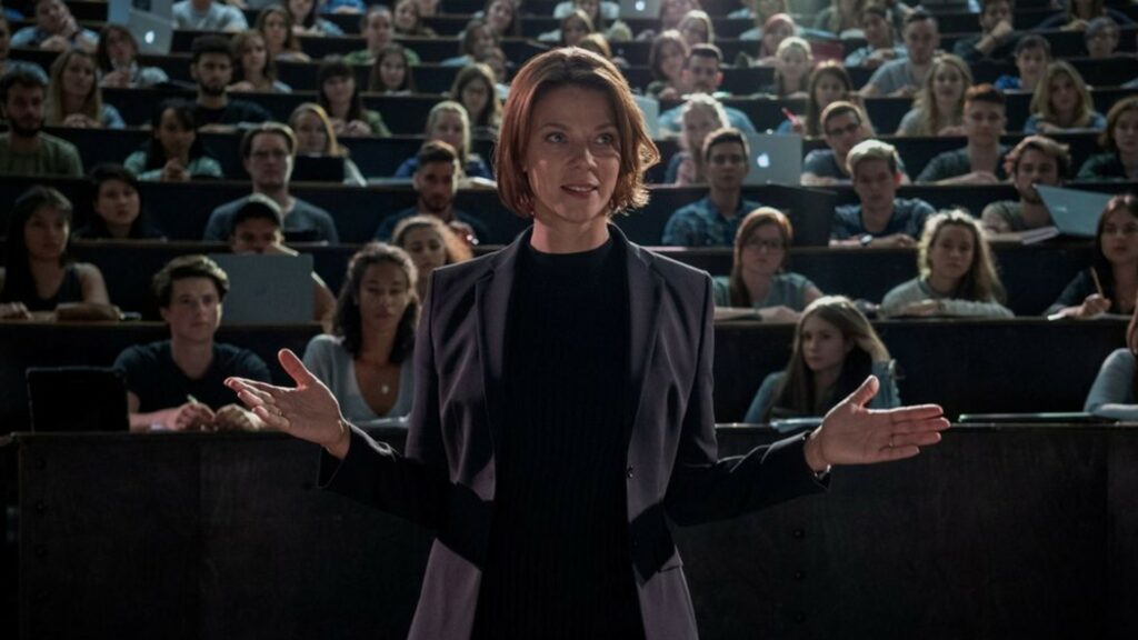 Tanja Lorenz est une scientifique charismatique, mais loin d'être irréprochable. // Source : Netflix Tanja Lorenz est une scientifique charismatique, mais loin d'être irréprochable. // Source : Netflix