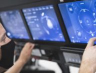 Thomas Pesquet à l'entraînement sur un écran de SpaceX. // Source : SpaceX/NASA/ESA