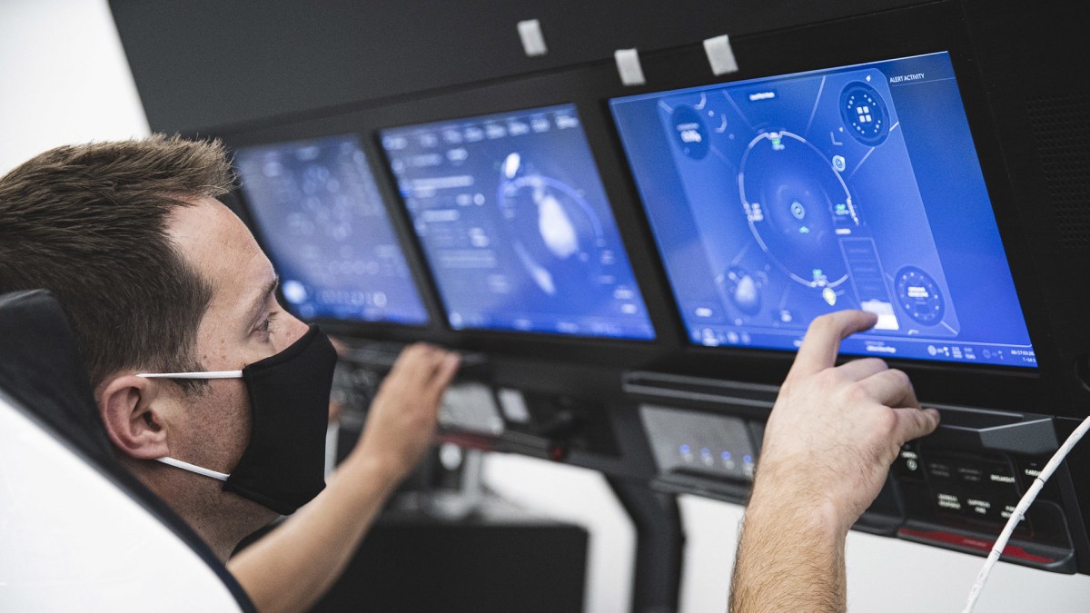 Thomas Pesquet à l'entraînement sur un écran de SpaceX. // Source : SpaceX/NASA/ESA Thomas Pesquet à l'entraînement sur un écran de SpaceX. // Source : SpaceX/NASA/ESA