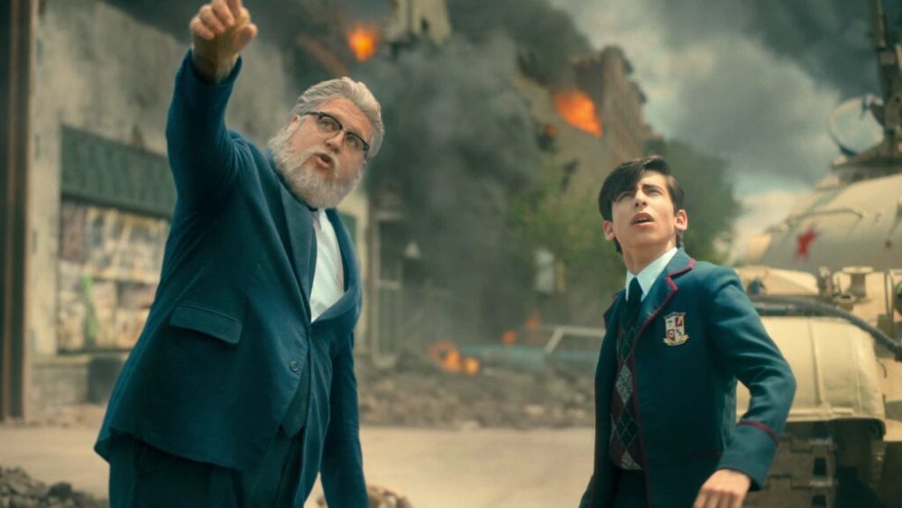 THE UMBRELLA ACADEMY (L to R) CAMERON BRITTON as HAZEL and AIDAN GALLAGHER as NUMBER FIVE in episode 201 of THE UMBRELLA ACADEMY Cr. COURTESY OF NETFLIX/NETFLIX © 2020 THE UMBRELLA ACADEMY (L to R) CAMERON BRITTON as HAZEL and AIDAN GALLAGHER as NUMBER FIVE in episode 201 of THE UMBRELLA ACADEMY Cr. COURTESY OF NETFLIX/NETFLIX © 2020