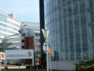 Devanture de bureaux d'AstraZeneca. // Source : Bjoertvedt/Wikimédia
