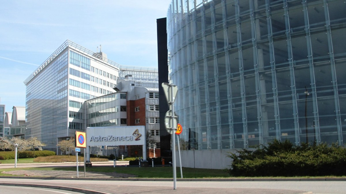 Devanture de bureaux d'AstraZeneca. // Source : Bjoertvedt/Wikimédia Devanture de bureaux d'AstraZeneca. // Source : Bjoertvedt/Wikimédia