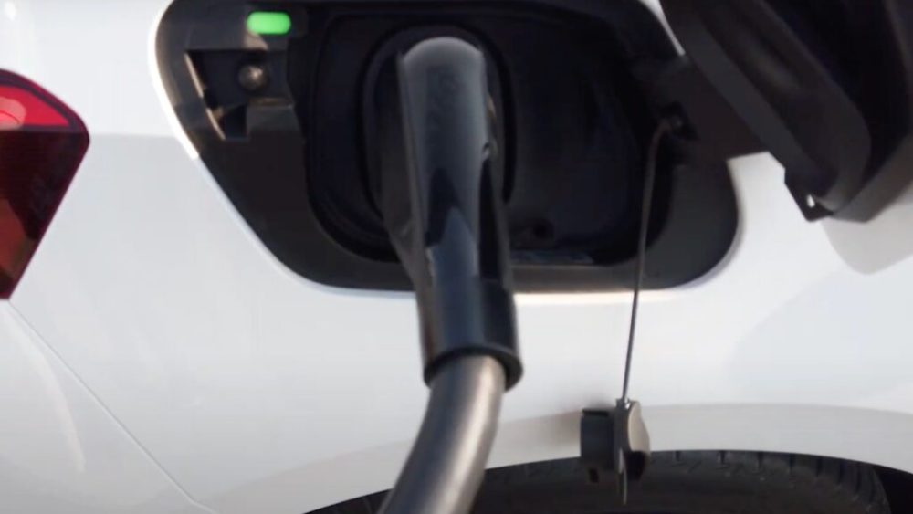 Volkswagen ID.3 branchée à un Superchargeur de Tesla // Source : YouTube Nextmove