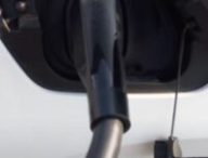Volkswagen ID.3 branchée à un Superchargeur de Tesla // Source : YouTube Nextmove