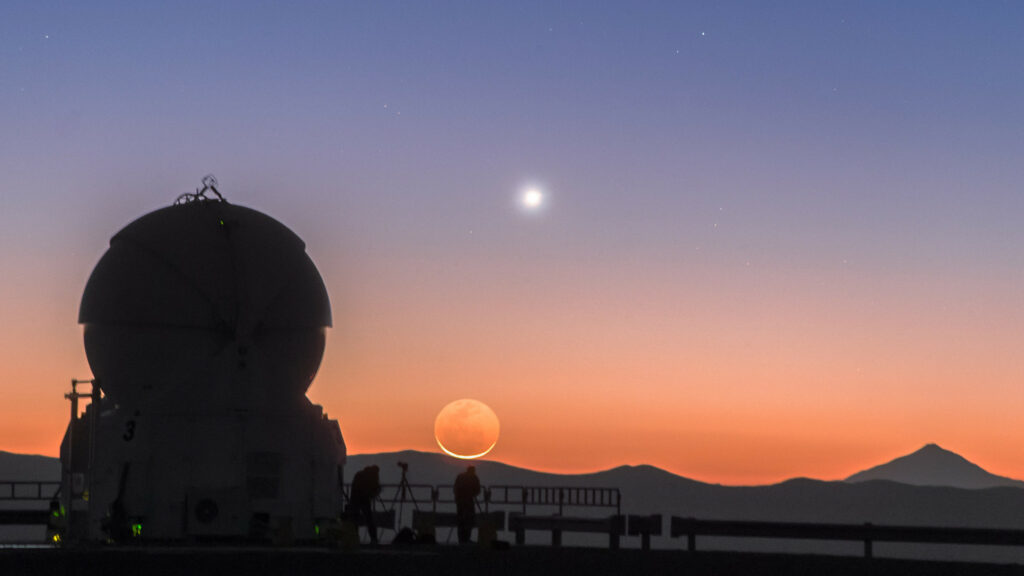 Lune et Vénus vues depuis Cerro Paranal. // Source : P. Horálek/ESO (photo recadrée) Lune et Vénus vues depuis Cerro Paranal. // Source : P. Horálek/ESO (photo recadrée)